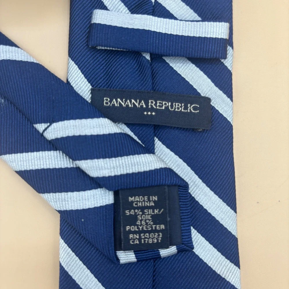 Banana Republic Mens Silk Blend Navy Light Blue Striped Necktie 3.25‎ Inch Width